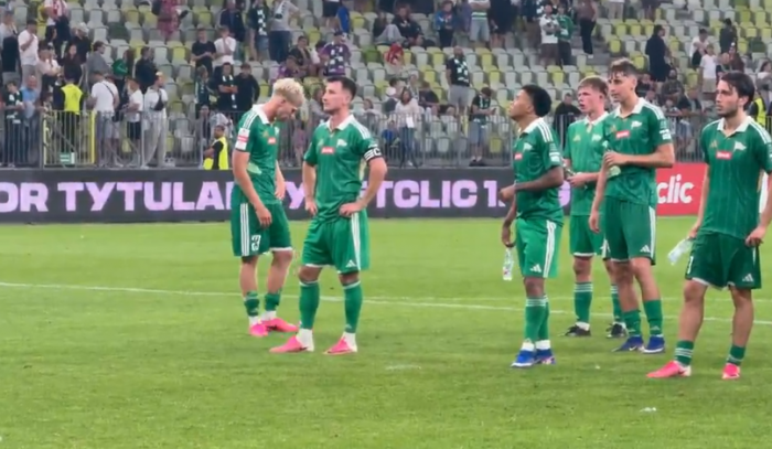 Kibice Lechii nie mieli sentymentów. Gwizdy, wyzwiska i oddana opaska. Tak żegnali ważnego piłkarza (VIDEO)